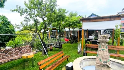 Kiraztepe Tatil Evleri çocuklu ailelere uygun bahçe