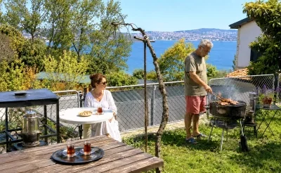 Deniz manzaralı mangal alanı